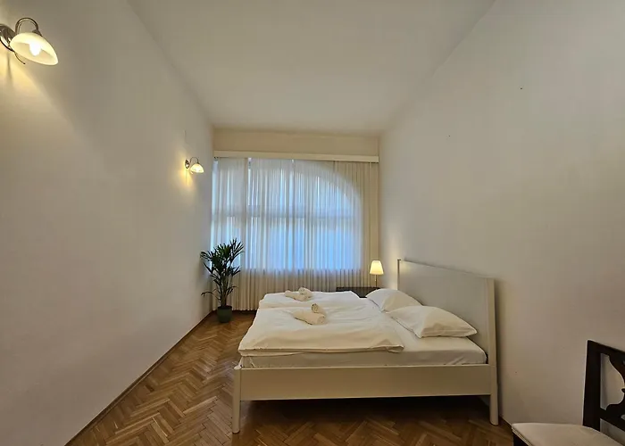 Historic Townhouse Tina By Hall شقة