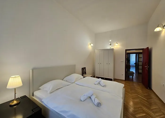 Historic Townhouse Tina By Hall Apartman